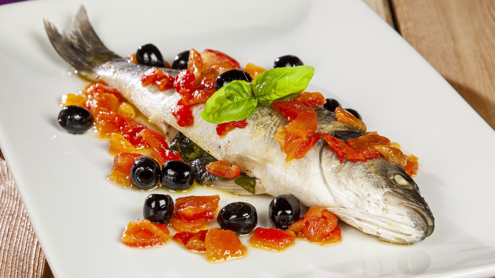 Branzino con le olive al pomodoro