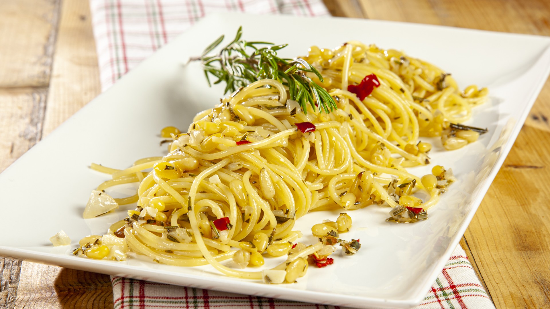 Spaghetti rosmarino e pinoli alla lucana