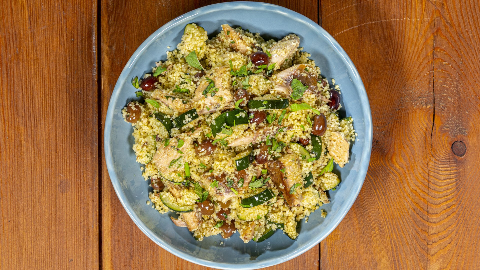 Cous cous con sgombro, zucchine e olive