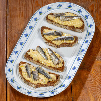 Crostini con sardine