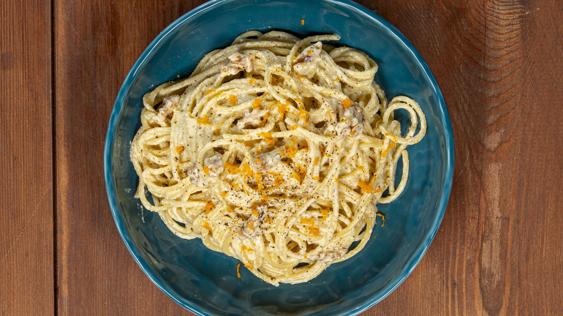 Pasta con pesto di sedano e noci